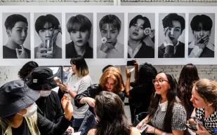 عودة BTS تشعل الحماس.. سباق التذاكر يتحول إلى ظاهرة جماهيرية