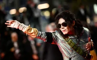 مايكل جاكسون يعود بقوة: ألبوم "Number Ones" يحقق طفرة في مبيعات الفينيل