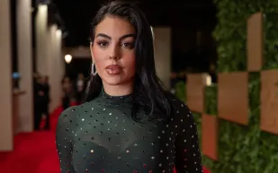 ظهور لافت لجورجينا رودريغيز مع فيراري فاخرة يشعل تفاعل المتابعين