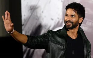 في عيد ميلاده الـ45.. كم تبلغ ثروة شاهد كابور؟