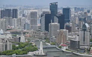 انهيار أرضي كبير يبتلع طريقًا رئيسيًا في شنغهاي الصينية… ما الذي حدث؟