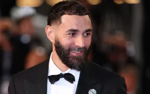 سيارة غامضة ترافق بنزيما في الرياض.. ما علاقتها بنادي الهلال؟ (فيديو)