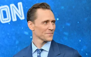 في عيد ميلاده الـ45.. كم تبلغ ثروة توم هيدلستون خلال مسيرته الفنية؟