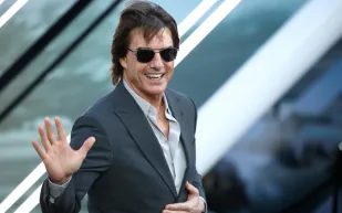 بأسلوب "مهمة مستحيلة".. توم كروز يخطف الأنظار بدراجة نارية قيمتها 31 ألف إسترليني