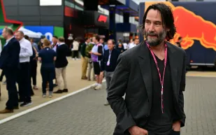 كيانو ريفز وفيرستابين في حلبة ساخير.. كواليس اختبارات فورمولا 1 في البحرين (فيديو)