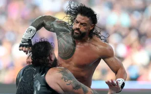 تفوق على أبرز نجوم WWE.. كيف خطف رومان رينز لقب رويال رامبل؟ (فيديو)