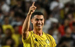 رونالدو يتألق بساعة "Royal Baguette".. كم يبلغ سعرها؟