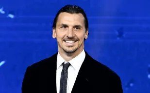 زلاتان إبراهيموفيتش يشارك متابعيه  لحظات حمله الشعلة الأولمبية في ميلانو (فيديو)