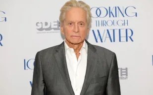 مايكل دوغلاس يكشف سر توتره مع مخرج "وول ستريت"