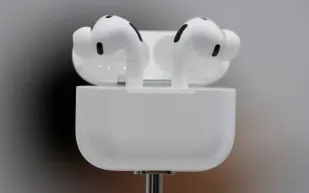 سماعات AirPods Pro "ترى" العالم.. هل تضع آبل كاميرات في أذنيك؟