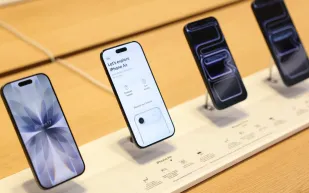 آبل تختبر لونًا غير مسبوق في iPhone 18 Pro: هل يصبح "الأحمر العميق" الخيار الأمثل؟