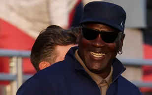 بطاقة مايكل جوردان النادرة تباع بسعر قياسي مذهل