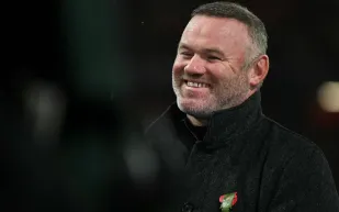 موقف محرج لمذيعة.. لماذا ظهرت بلا أحذية بجوار واين روني؟ 