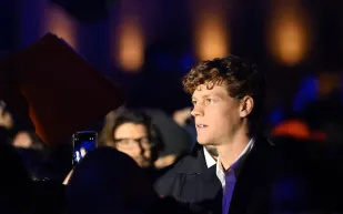 من ملاعب التنس إلى محطات القطار.. لماذا يعمل يانيك سينر "مفتش تذاكر" في ميلانو؟