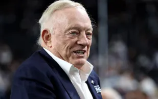 كيف يعكس يخت الملياردير جيري جونز الفاخر حياته المليئة بالنجاح والمغامرات؟ (فيديو)