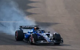 سائق فورمولا 1 ينجو من حادث مروع بعد انقلاب سيارته عدة مرات (فيديو)