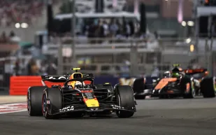 عرض استعراضي يتحول لأزمة.. سيارة ريد بُل تحترق والسائق يهرب (فيديو)