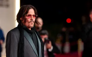 من "إدوارد" إلى "سكروج".. جوني ديب يواصل رحلة الشخصيات الغامضة في Ebenezer (صور)