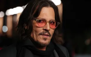 جوني ديب يدعم إريك داين بلفتة إنسانية خلال أيامه الأخيرة.. ماذا قدّم له؟