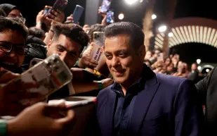 جاكوب أند كو تُطلق ساعة سلمان خان: كيف مزجت الأناقة والتراث الهندي؟