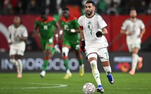 في عيد ميلاده الـ35.. رياض محرز على موعد مع إنجاز تاريخي أمام ضمك