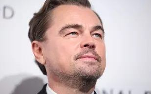 ليوناردو دي كابريو يروي حادثة طريفة مع براد بيت خلال تصويرهما أحد الأفلام (فيديو)