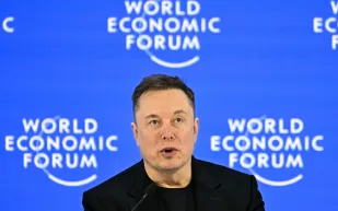 إيلون ماسك يخطط لمدينة بشرية على القمر !