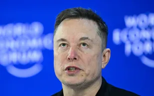 إيلون ماسك يشن هجومًا حادًا على فيلم كريستوفر نولان الجديد لهذا السبب (فيديو)