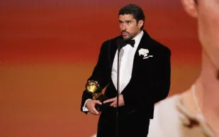 بعد دخوله التاريخ في حفل جوائز غرامي.. كم تبلغ ثروة باد باني؟