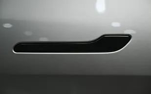 الصين تحظر مقابض الأبواب المخفية في السيارات بدءًا من 2027