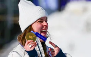صدمة في أولمبياد "ميلانو كورتينا".. ميداليات تسقط وتتحطم بعد ساعات من التتويج! (فيديو)
