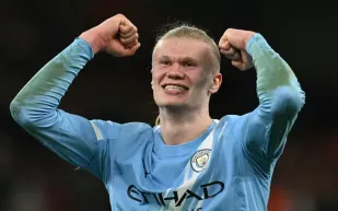 هالاند يترك بصمة دفاعية مع مانشستر سيتي.. كيف علق جويهي على أدائه؟