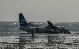 تحطم طائرة ركاب في الصومال.. ما الذي أنقذ حياة 55 شخصًا؟ (فيديو)