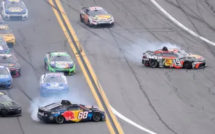 كيف تمكن فريق ريد بُل من تغيير إطارات سيارة في أقل من ثانيتين فقط؟ (فيديو)