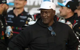 من كرة السلة إلى سباق السيارات.. مايكل جوردان يحقق إنجازًا جديدًا (فيديو)