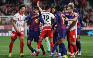 سانشيز يتحدث بعد فوز جيرونا على برشلونة وسط جدل تحكيمي.. ماذا قال؟