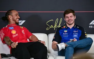 لويس هاميلتون يكشف سراً طريفاً.. لماذا يخشى بطل العالم الإنجاب؟ (فيديو)