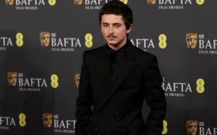 تيموثي شالاميه يتصدر السجادة الحمراء في البافتا 2026 بإطلالة أنيقة وساعة تثير الانتباه (فيديو)