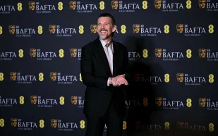 هيمنة الأسود: البدلة الكلاسيكية تتصدر السجادة الحمراء في BAFTA 2026