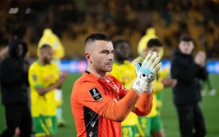 حارس مرمى يتحدى قانون الدوري الفرنسي لتمكين زملائه من الإفطار (فيديو)