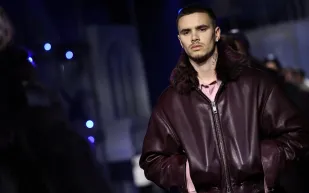 روميو بيكهام يخطف الأضواء في عرض Burberry بلندن (فيديو)