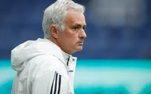 مورينيو يترك مقعده فارغًا.. أين كان أثناء مواجهة بنفيكا وريال مدريد؟