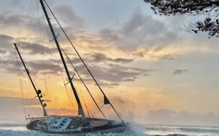 لغز بيع يخت أكوا بدولار واحد! كارثة بيئية وفخ مالي يتربص بالمشترين!