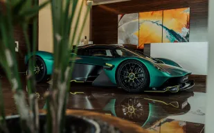 مواجهة بين رد بول RB17 وأستون مارتن فالكري