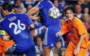 قميص ميسي يتفوق على رونالدو في مزاد تيري.. ما السر وراء السعر الخيالي؟