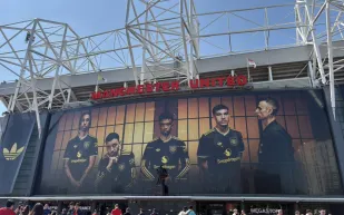 رفع الأذان في معقل مانشستر يونايتد للمرة الأولى في رمضان (فيديو)