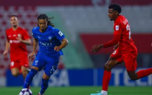 شباب الأهلي يفرمل قطار الهلال السعودي.. تعادل مثير ينهي سلسلة "النخبة"