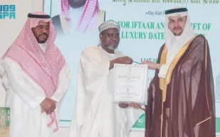 المملكة تعزز التكافل الرمضاني في نيجيريا بتفطير الصائمين وتوزيع التمور