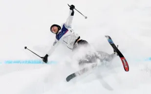 إلياس لايونن يتعرض لحادث خطير في دورة الألعاب الأولمبية الشتوية (فيديو)