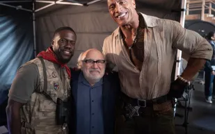 دوين جونسون يحتفل بداني ديفيتو.. صداقة تتألق في كواليس Jumanji
